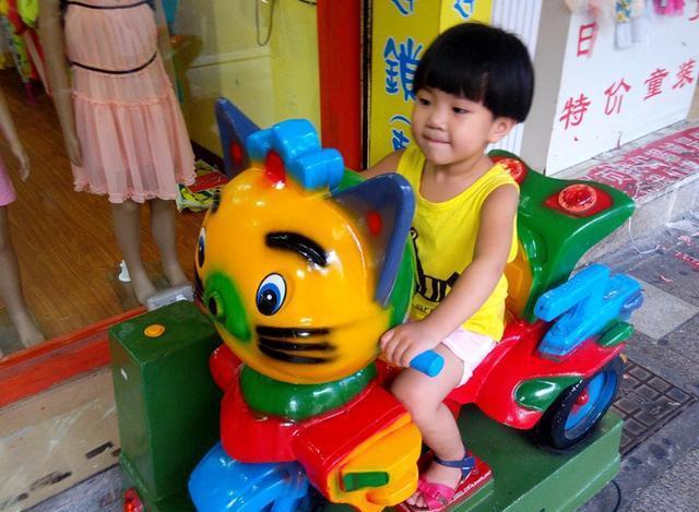 IM体育官网为什么摇摇车会成为伤人利器?三大隐患难防孩子一不小心就受伤