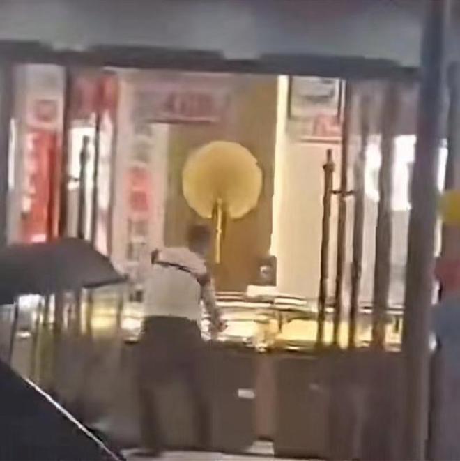 IM体育平台官网入口,男子持玩具枪抢劫金店打碎玻璃柜台逃离后被抓!店员无大碍