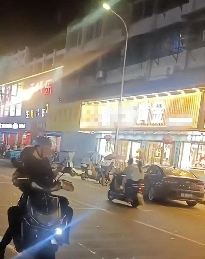 IM体育官网入口,浙江一男子持玩具枪劫走金店百万元黄金珠宝!警方通报