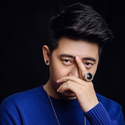 IM体育平台官网入口,父母离异爷奶养大22岁出道成电音之王堪称赢家!