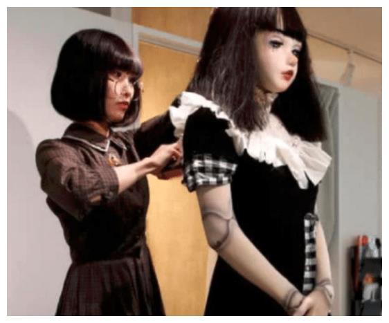 IM体育,日本女孩用九年的时光把自己变成了人形玩偶走在街上引人围观
