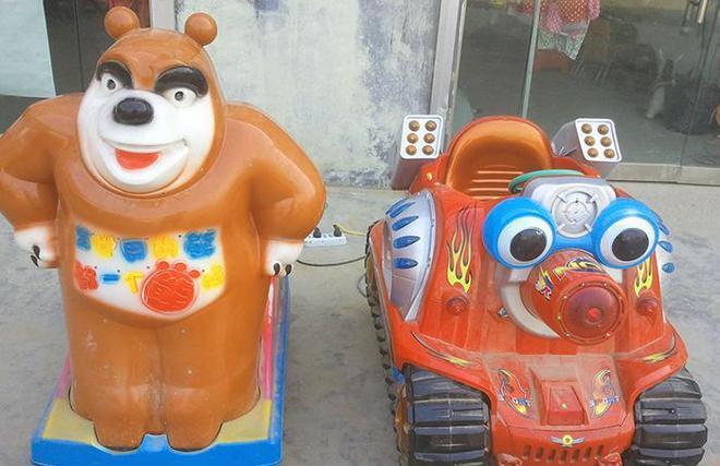 IM体育平台官网入口,摇摇车虽好玩 但安全隐患多 为了他的安全不要玩了