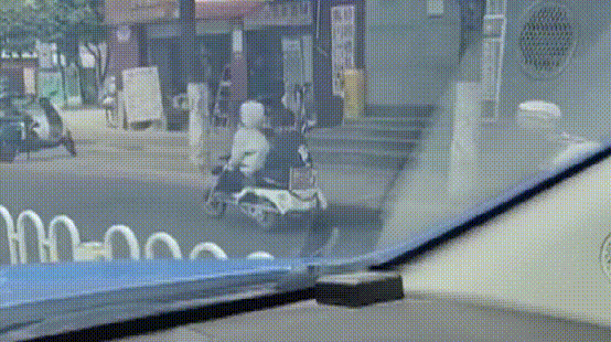IM体育平台官网入口,骑着这个车载人在马路上行驶?昆明街头的这一幕让看到的人都惊